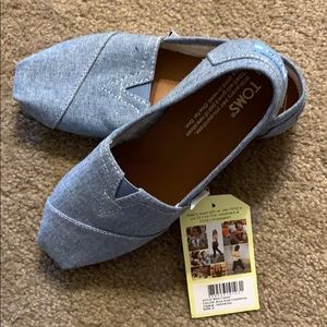 Toms flats size 5